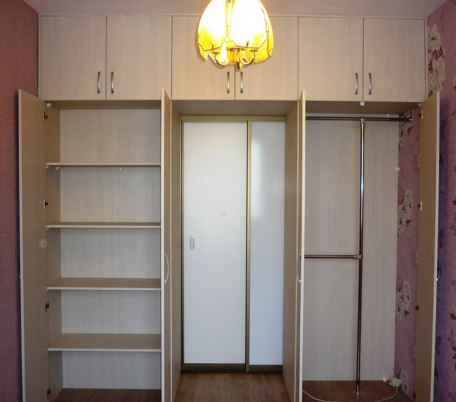 встроенный шкаф с антресолями и распашными дверями